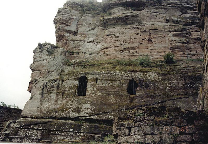 Vue de l'extrémité nord-est du rocher avec corbeau d'une bretèche (?), porte en plein cintre de l'entrée primitive (donnant sur l'actuel musée) et traces d'ancrage de la chapelle Saint-Jacques, disparue.