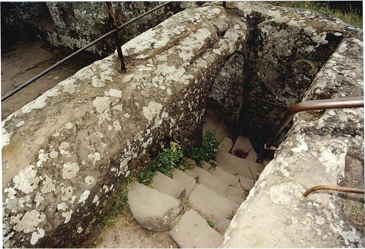 Extrémité sud-ouest du rocher : vue de l'escalier entre la prison et l'ancienne cave d'une construction disparue.