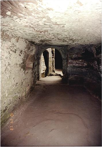 Passage situé sous la plate-forme donnant accès à l'ancienne cave du bâtiment disparu et aux fortifications méridionales.