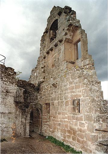 Vestiges du grand logis sous le niveau de la plate-forme, avec mur nord, d'est en ouest, et fenêtre haute à coussièges.