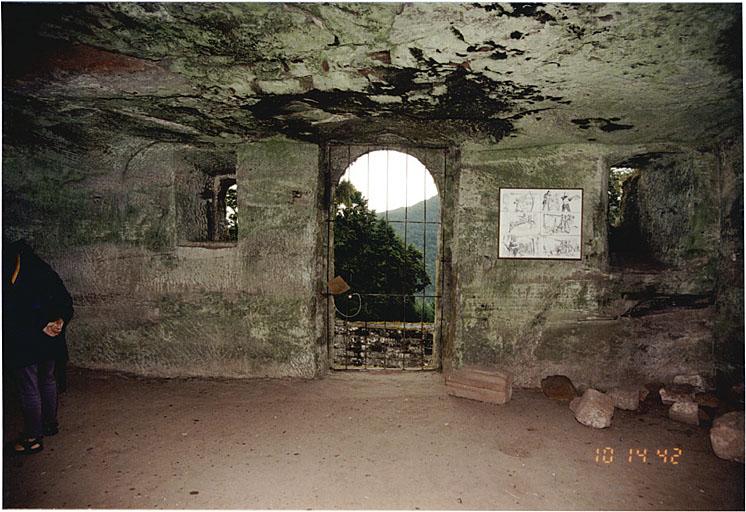 Vue, vers le nord, de la salle d'entrée du château primitif.