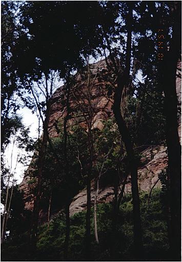 Elévation sud du petit rocher ouest, depuis l'est.