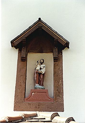Vue d'une statue de saint Joseph portant l'Enfant.
