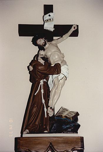 Vue du groupe sculpté de saint François et le Christ.