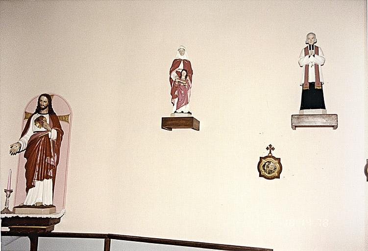 Vue des statues du sacré Coeur et du curé d'Ars et groupe sculpté de l'éducation de la Vierge.