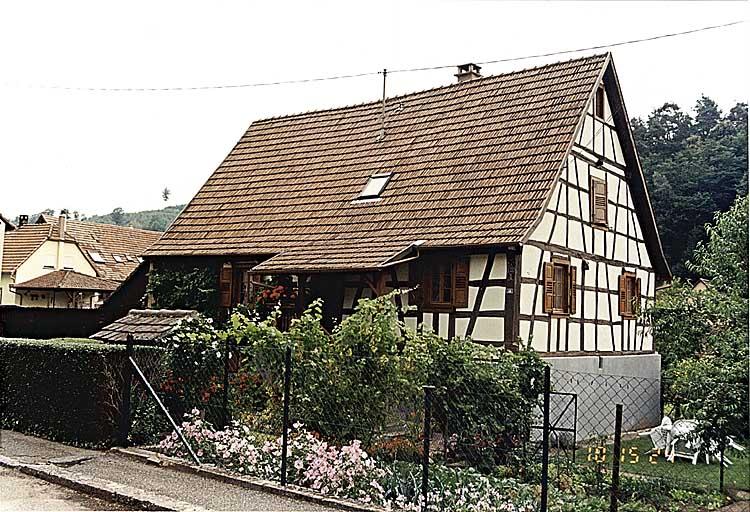 Vue d'ensemble de trois-quarts depuis la rue.