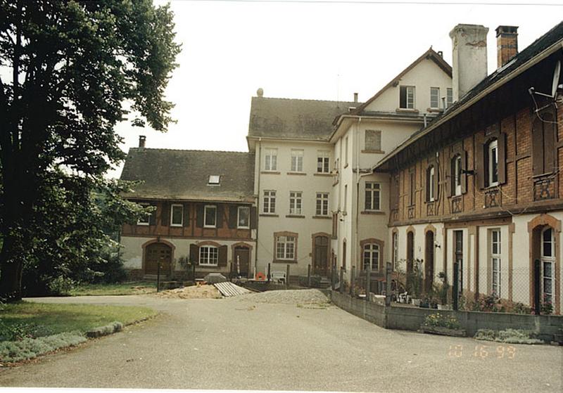 Vue de l'ancien préventorium et des élévations vers la cour et le jardin (au fond à gauche, l'ancienne quarantaine).