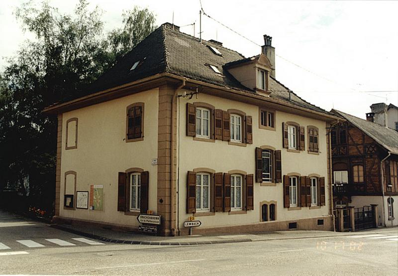 Vue d'ensemble, sur les deux rues, de l'ancienne maison (de maître ?).