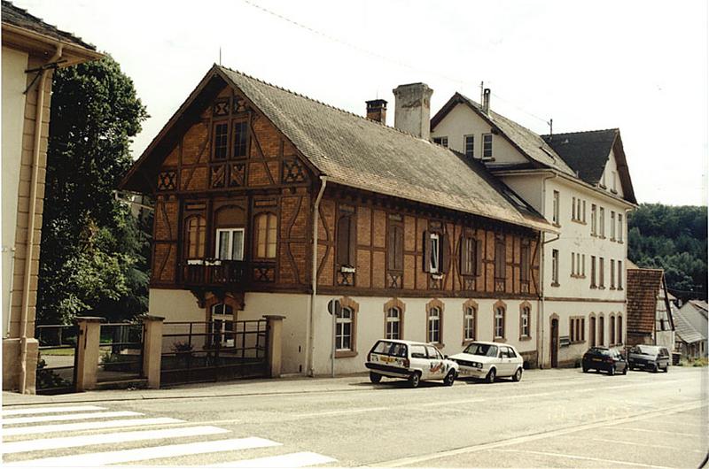 Vue de l'ancien préventorium : bâtiments sur la rue de Bitche.