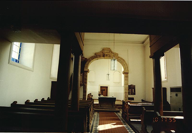 Vue de la nef et du choeur, depuis l'entrée.