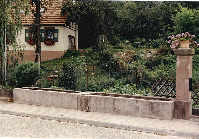 Petit-Wingen. Fontaine G, du 19e siècle (?), 6, rue des Châteaux forts.