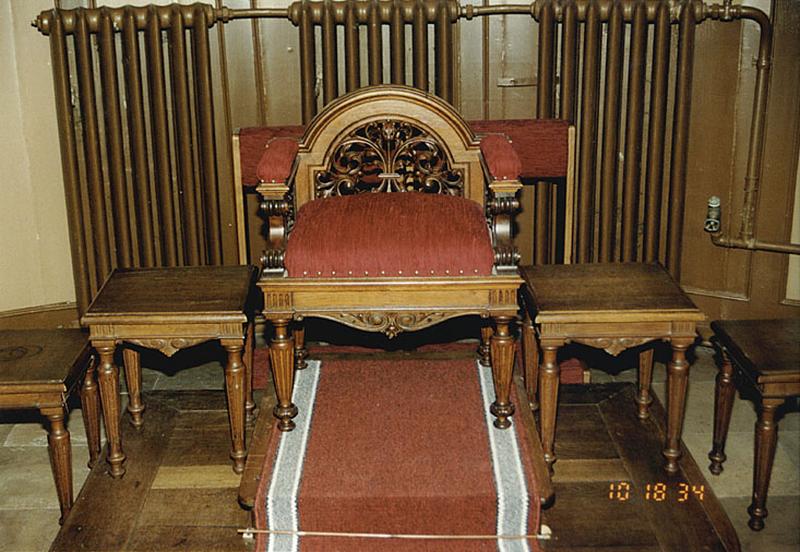 Vue du siège de célébrant et des tabourets d'acolytes.