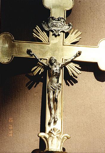 Vue d'une croix de procession, détail du Christ.