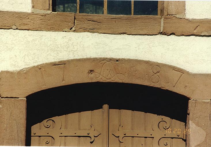 Détail de la porte d'entrée avec date et monogramme du landgrave Ludwig IX.