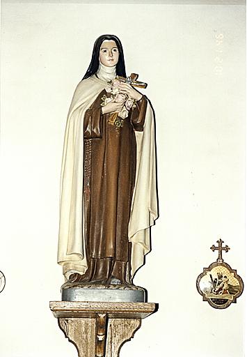 Vue d'une statue de sainte Thérèse de l'Enfant Jésus.