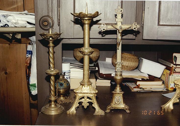 Vue de deux chandeliers d'autel et d'une croix d'autel.