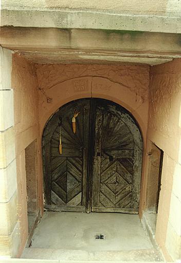 Ancienne ferme de tonnelier, 34, rue Principale. Porte de la cave avec emblème et date 1716.