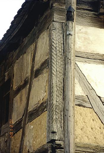 Logis. Poteau cornier de l'étage, angle rue-venelle.