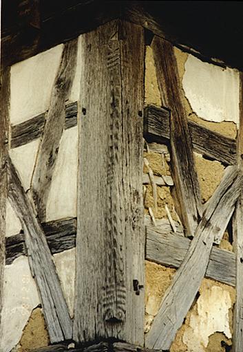 Logis. Poteau cornier de l'étage, angle rue-cour.
