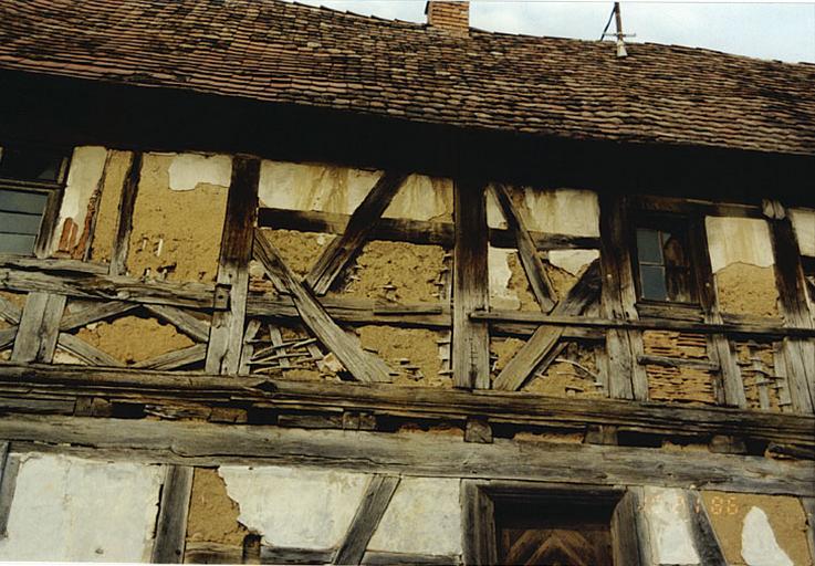 Logis. Vue partielle de l'étage, côté cour.