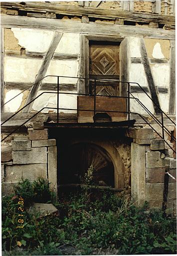 Vue du perron et porte de la cave.