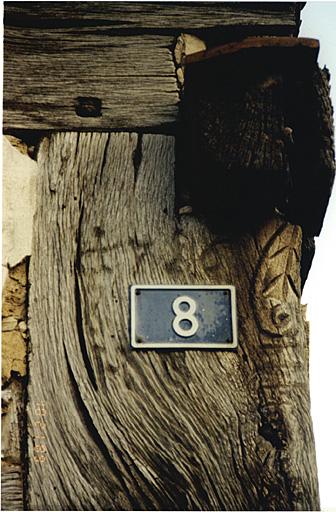 Logis. Détail du poteau cornier du rez-de-chaussée, daté 1726.
