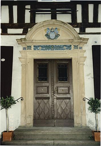 Vue de l'élévation sur cour de la partie antérieure de la maison. Porte d'entrée datée 1717.