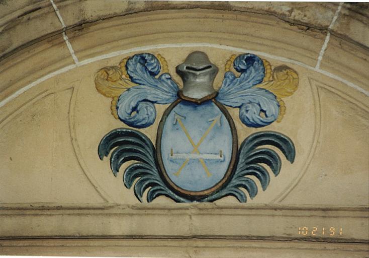 Vue de l'élévation sur cour de la partie antérieure de la maison. Détail de la porte d'entrée.