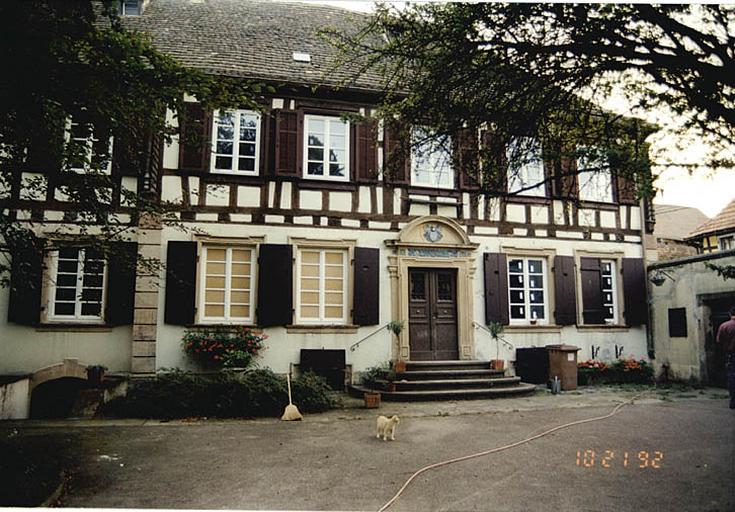 Vue de l'élévation sur cour de la partie antérieure de la maison.