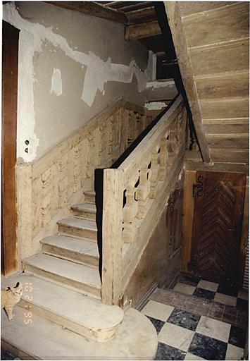 Partie antérieure de la maison. Vue de l'escalier.