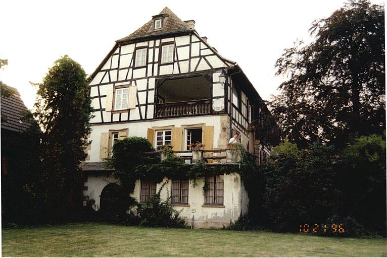 Vue des élévations sur jardin et cour de la partie postérieure de la maison, depuis le jardin.