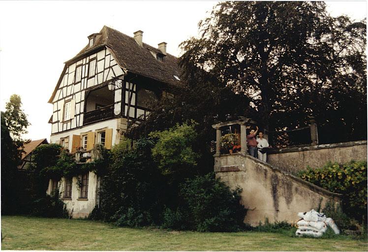 Vue des élévations sur jardin et cour de la partie postérieure de la maison, depuis le jardin.