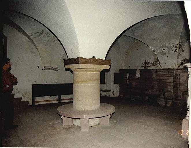 Partie postérieure de la maison. Vue de la cave, vers le jardin.
