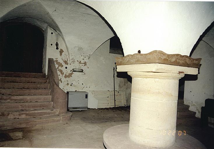 Partie postérieure de la maison. Vue de la cave, vers la cour.