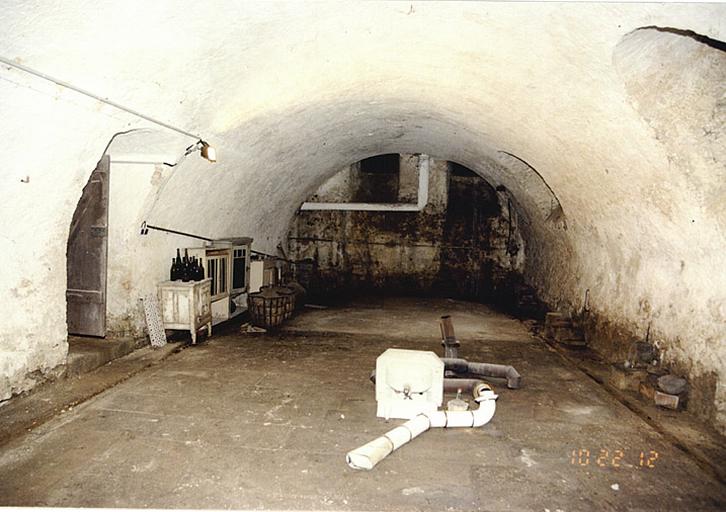 Vue de la partie antérieure de la maison. Cave voûtée en berceau.