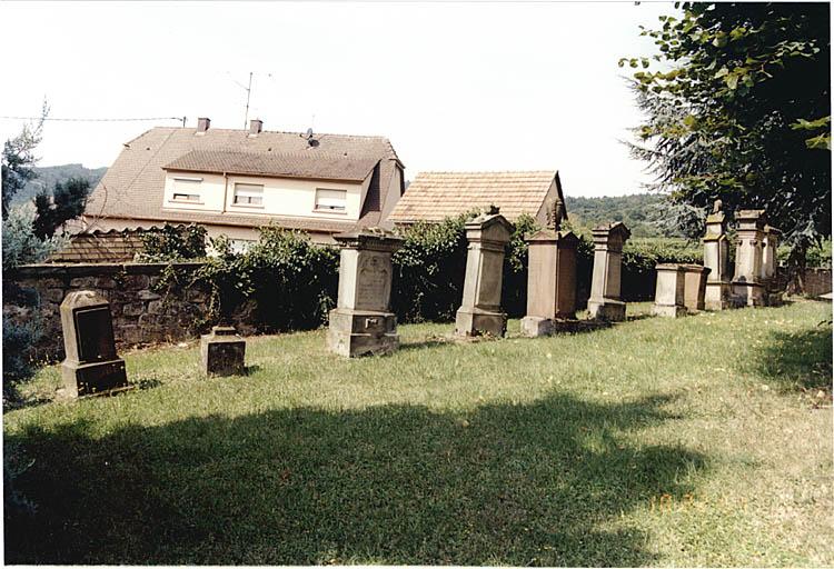 Vue d'un ensemble de monuments funéraires dans l'ancien cimetière.