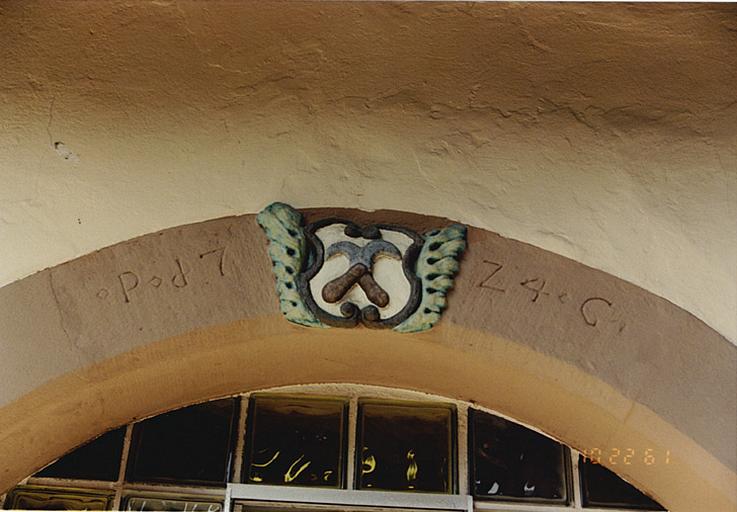 Ancienne ferme de vigneron, 88, rue du Sable. Détail de la porte de la cave avec emblème et date 1724.