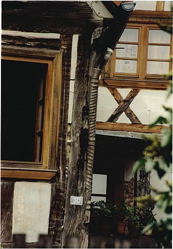 Ancienne ferme, 30, place de la Mairie. Poteau cornier sculpté.