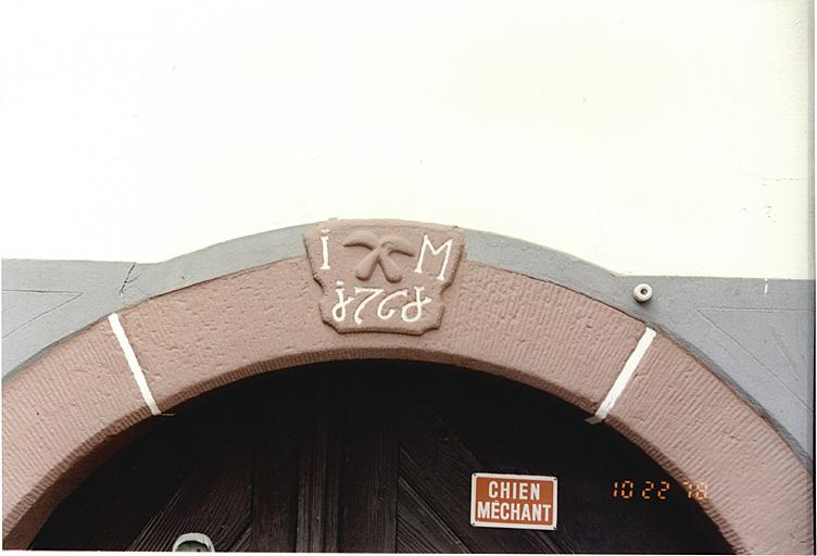 Ancienne ferme de vigneron, 51, rue de l'Eglise. Détail de la porte de la cave avec emblème et date 1781.