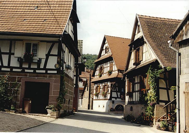 Vue de la rue de la Halle depuis le sud-est, à la hauteur de la ferme No 54.