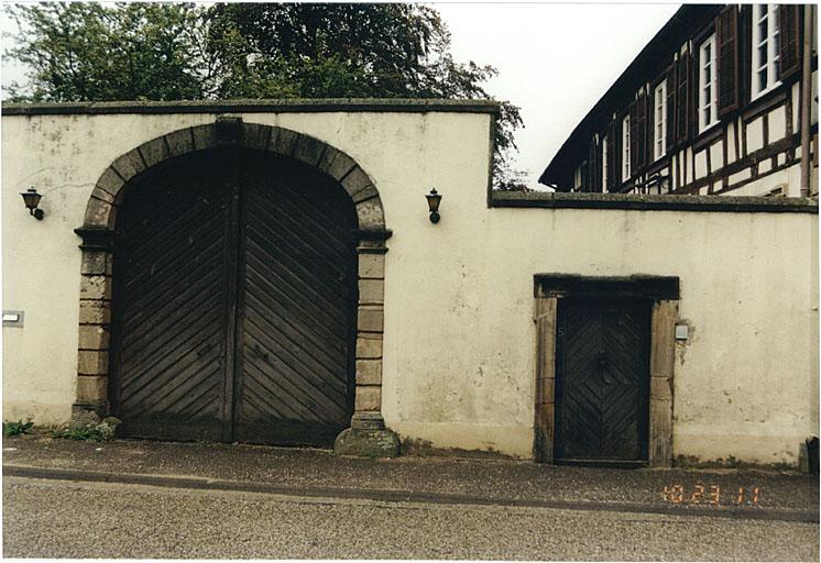 Vue de la porte cochère et piétonne.