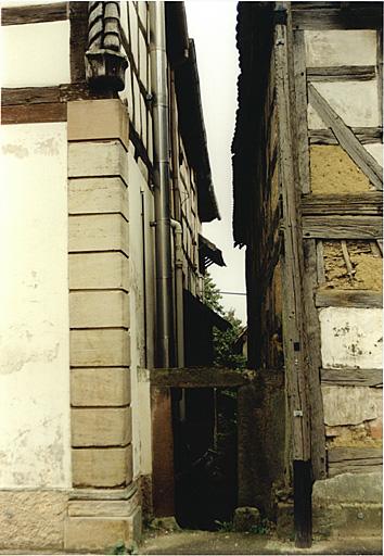 Vue de la partie antérieure de la maison. Elévation latérale sur venelle, avec latrines.