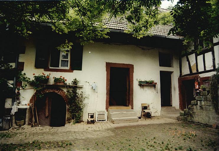 Vue de la partie ancienne du logis et dépendance du moulin.