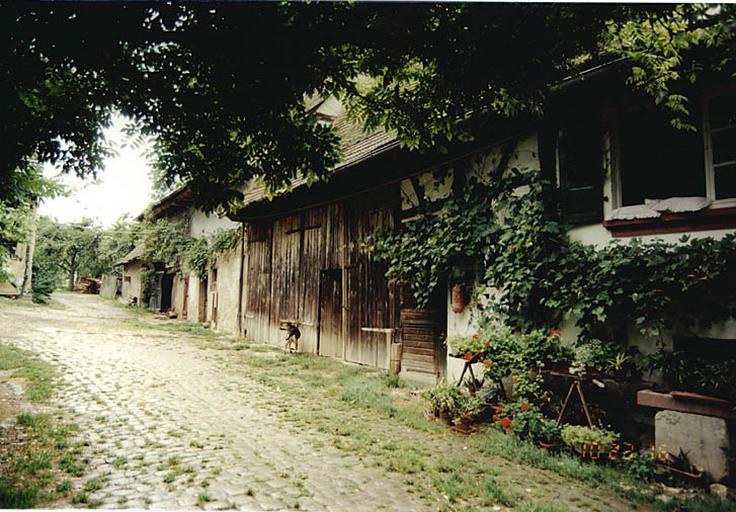 Vue des dépendances de la ferme, dans le prolongement du logis.