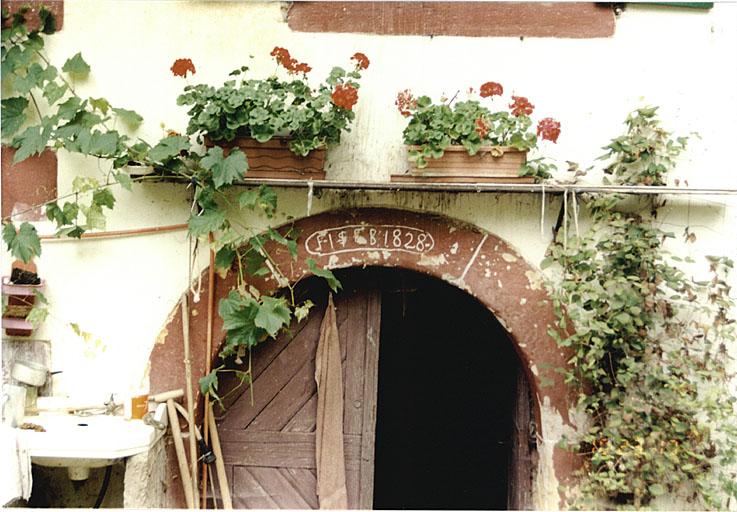 Vue de la porte de la cave, dans la partie ancienne du logis.