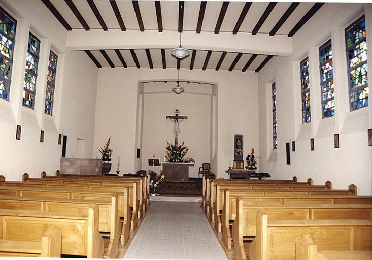 Vue d'ensemble de la nef et du choeur.