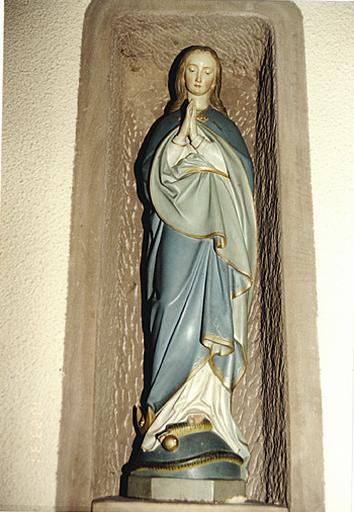 Vue d'une statue de la Vierge de l'Immaculée Conception.