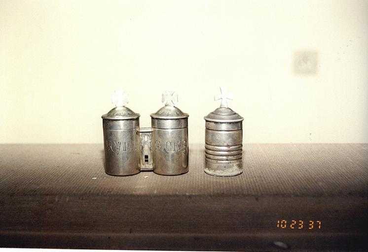 Vue d'ensemble des ampoules aux saintes huiles et d'une ampoule à huile des malades.