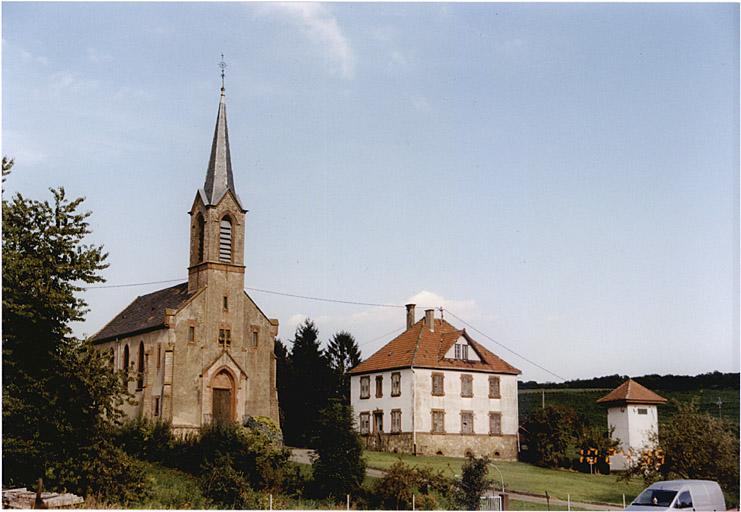 Vue d'ensemble de l'église et du presbytère depuis le sud-ouest.