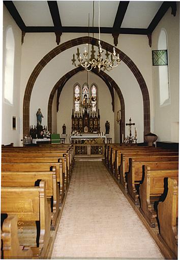 Vue d'ensemble de la nef et du choeur.